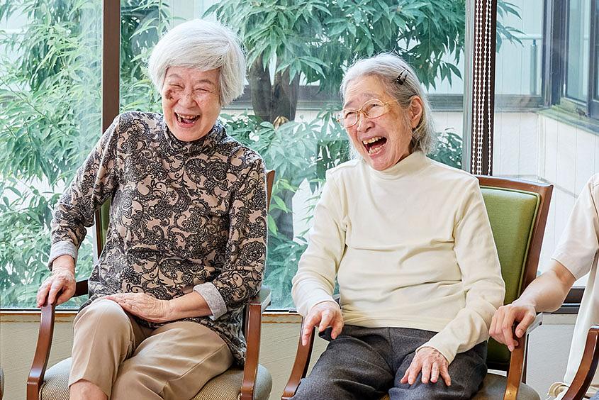 夕方に開催される「歌の会」のご様子