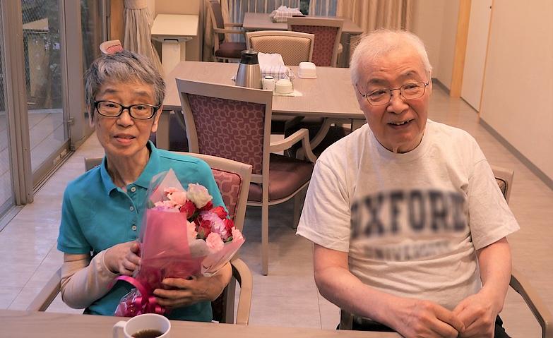 50年の歩みを振り返るご夫婦の記念日