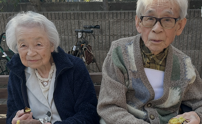 青空の下で皆様で焼き芋