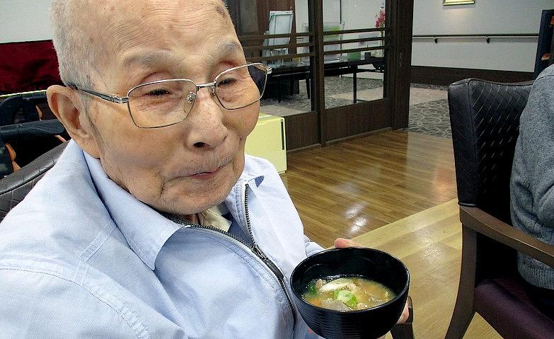 仙台の赤みそで芋煮作り