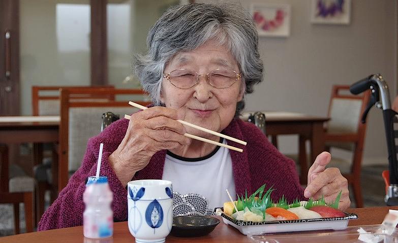 出前寿司でご満悦！