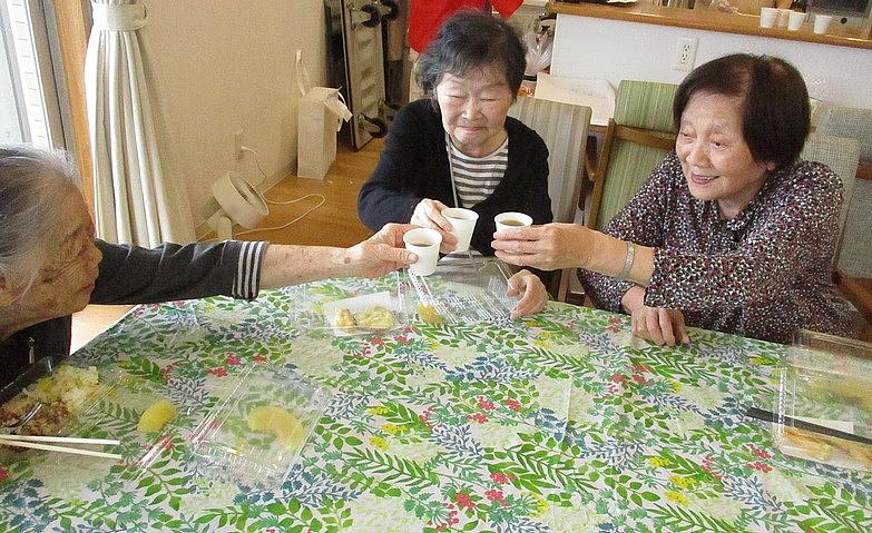 女子会「カンパーイ！」			