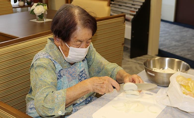新タマネギで夕食の一品作り