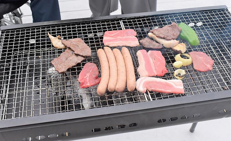 風が心地よく感じる空の下でバーベキュー