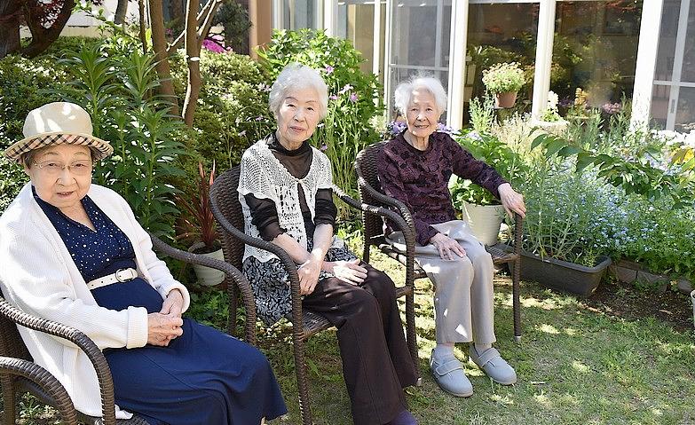 中庭で記念撮影