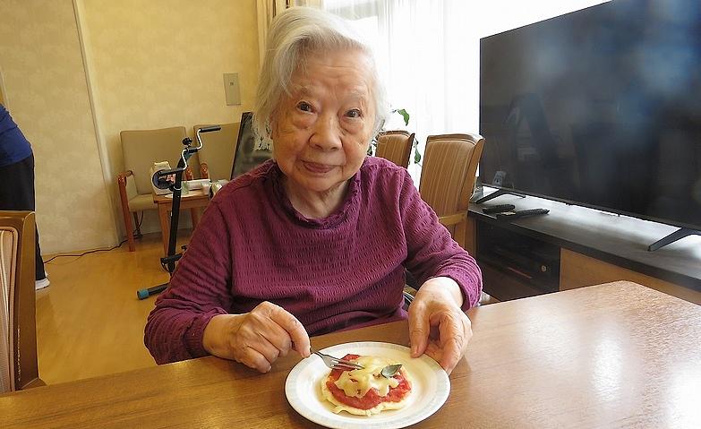 焼きたてのピザに笑顔ほころぶ