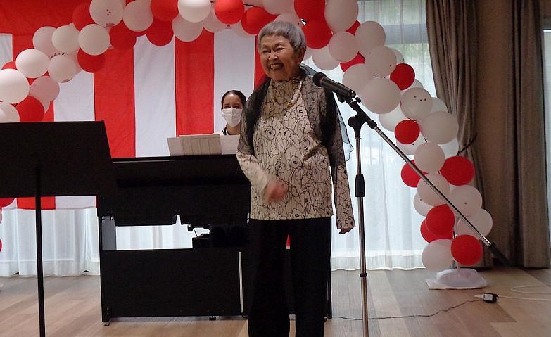 お祭りを開催～シャンソン披露～