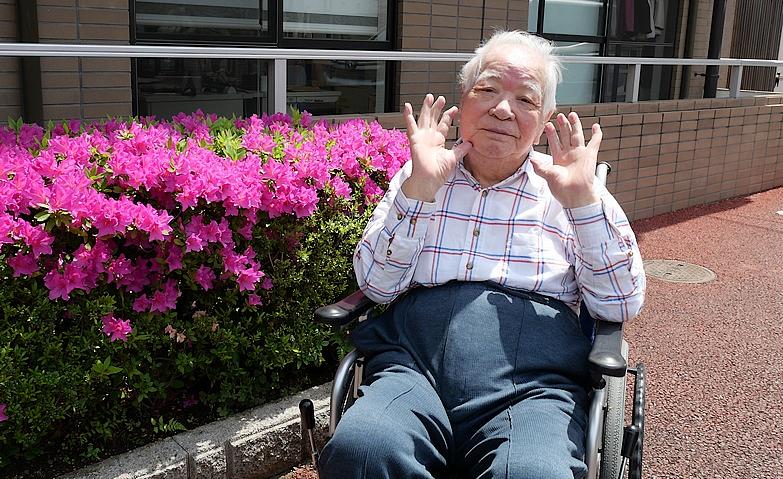 ホームのつつじの前で