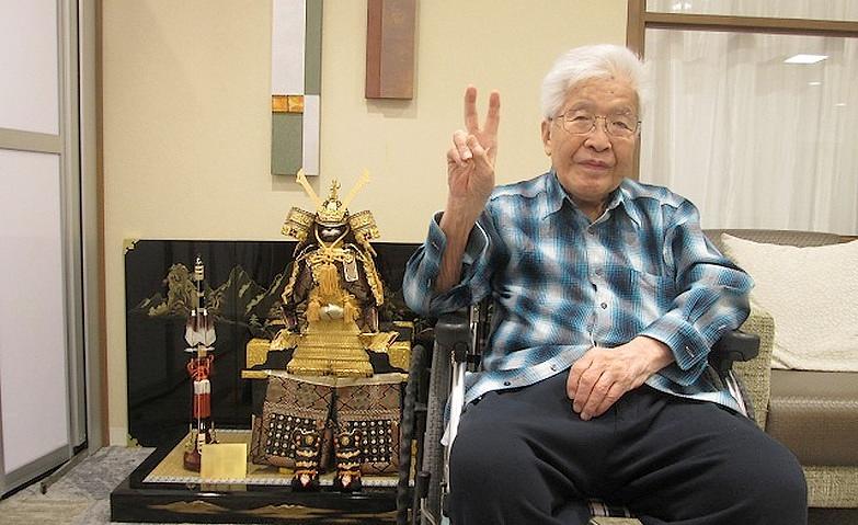 鎧飾りの前で、はい、ポーズ！