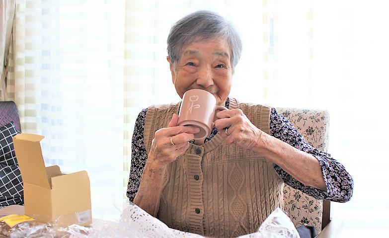 お気に入りのマグカップとともに