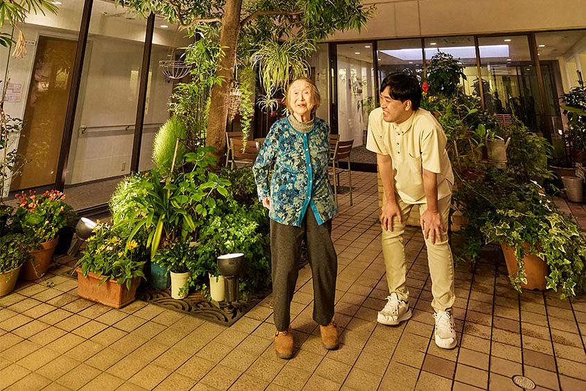 人のぬくもりと、花に包まれたアットホームな「家」