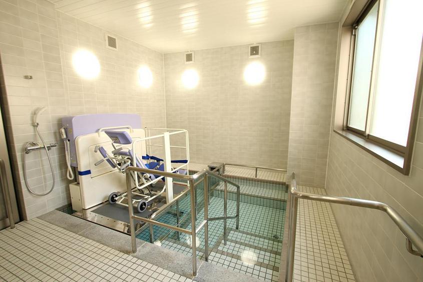 1F 車椅子対応リフト付浴室