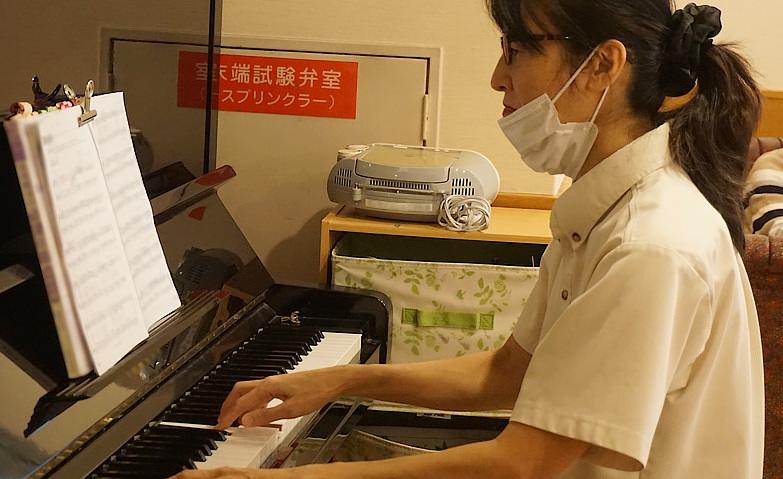 スタッフによるピアノ合唱会