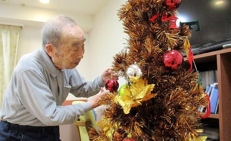 クリスマスツリーの飾りつけ