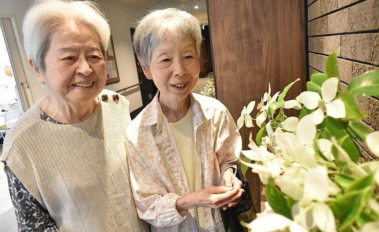 ヤマボウシの花を前に