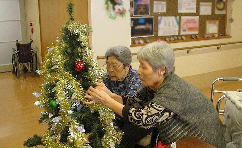 クリスマスツリーの飾りつけ