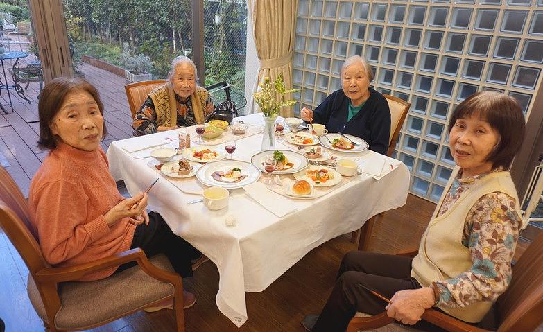 「コース料理に頬もゆるみます」
