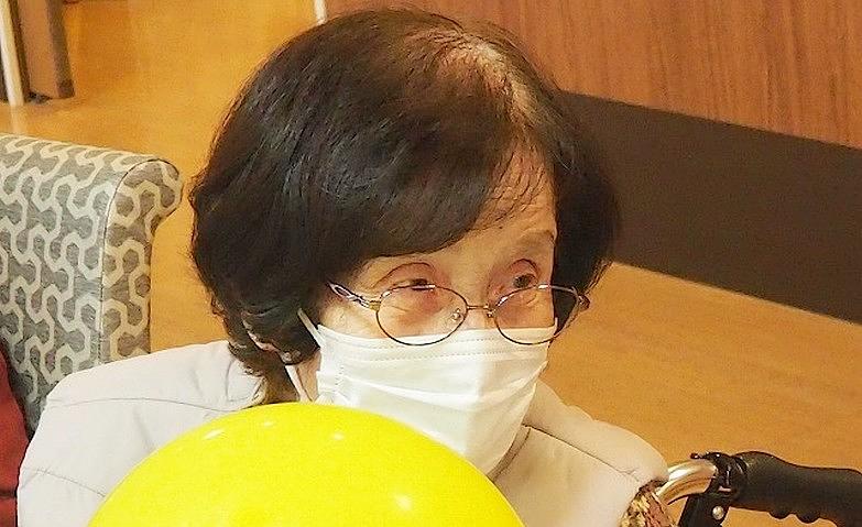 風船を追いかけて広がる笑顔