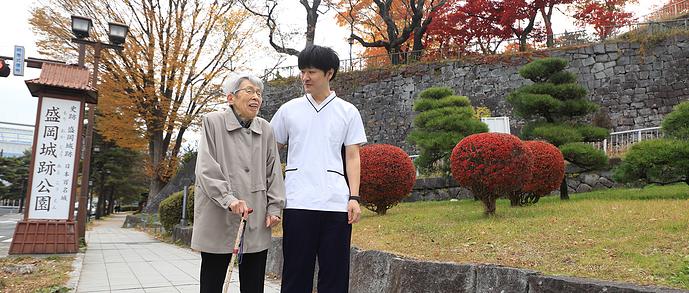 盛岡市中心部の好立地を活かし、外気浴もかねた個別リハビリ。自然と街の彩りを感じながら、心豊かに暮らす日々を。