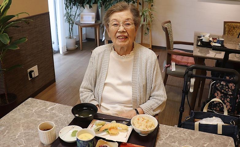 揚げたて天ぷらに笑顔満点