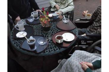 ホームの中庭でのお茶会です。画像1