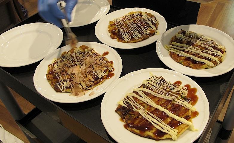 目の前で焼き上げるお好み焼き