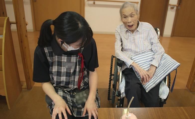 太ももを上げて筋力維持！
