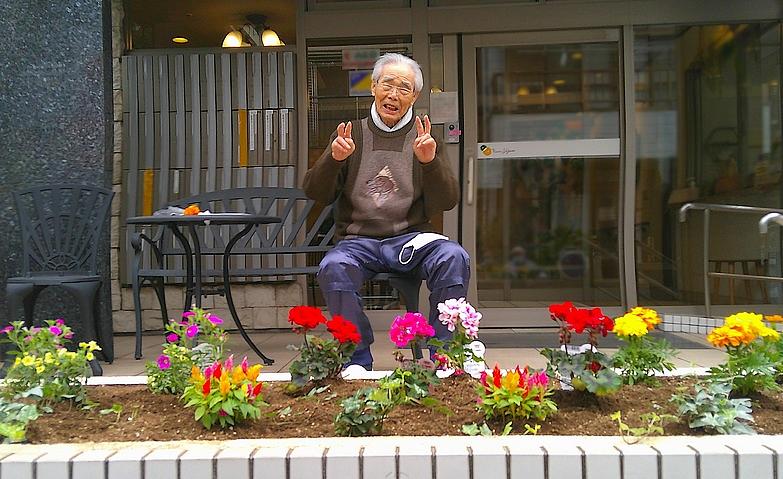玄関前の花壇にお花を植えました！