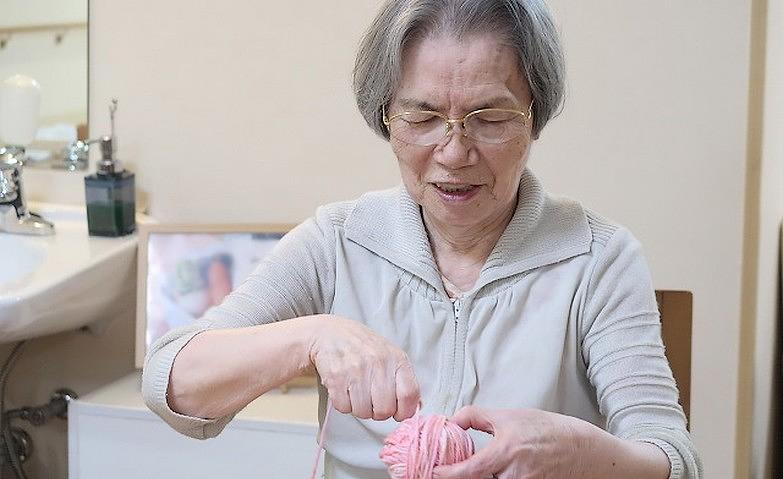 毛糸を丸めて、お手伝い