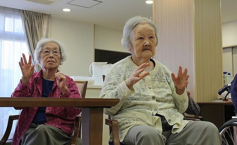 リズムに乗って音楽体操！