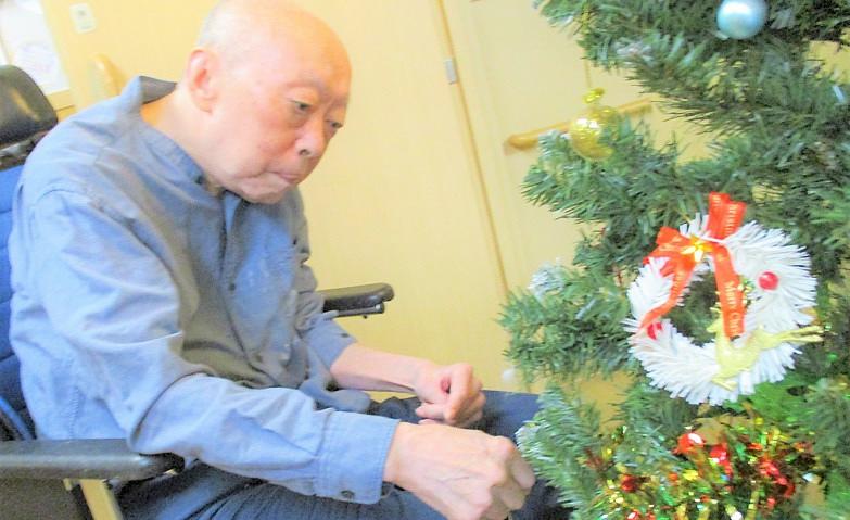 クリスマスツリーの飾りつけ