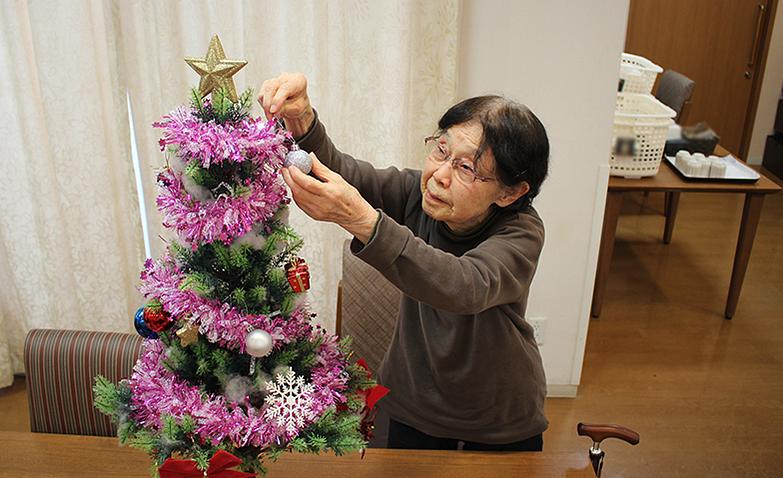 クリスマスツリー飾りつけ			