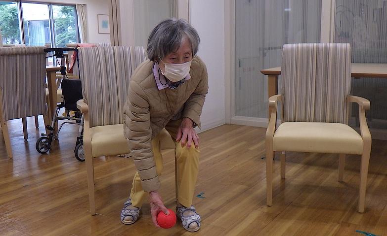 狙いを定めて楽しむボッチャ