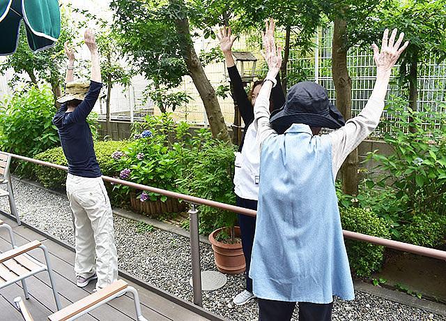 中庭の木陰でスクワット