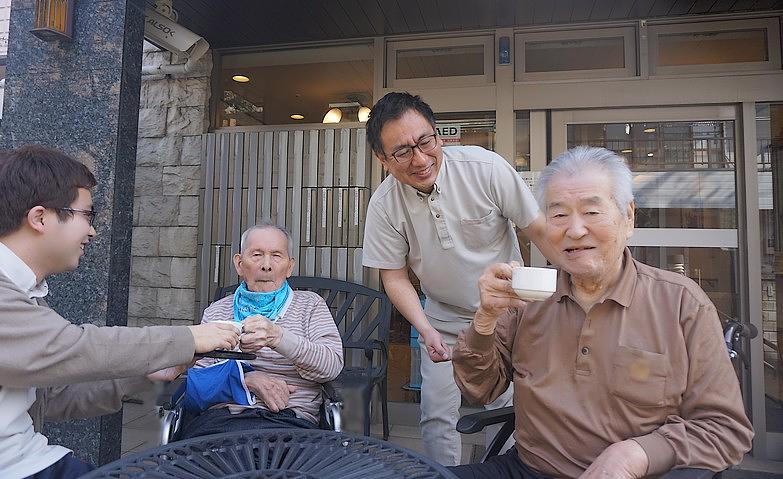 外でゆっくり、男性会議			