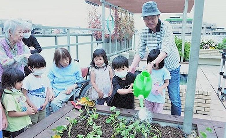 子どもたちと一緒に庭園でおいも植え！			
