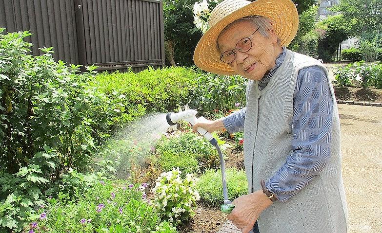 暑さに負けず、お花の水まき！			