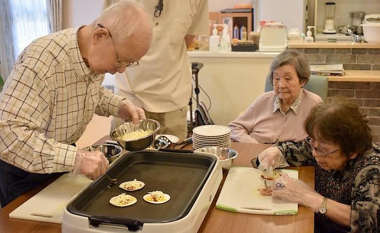 餃子の皮ピザづくりに挑戦！			