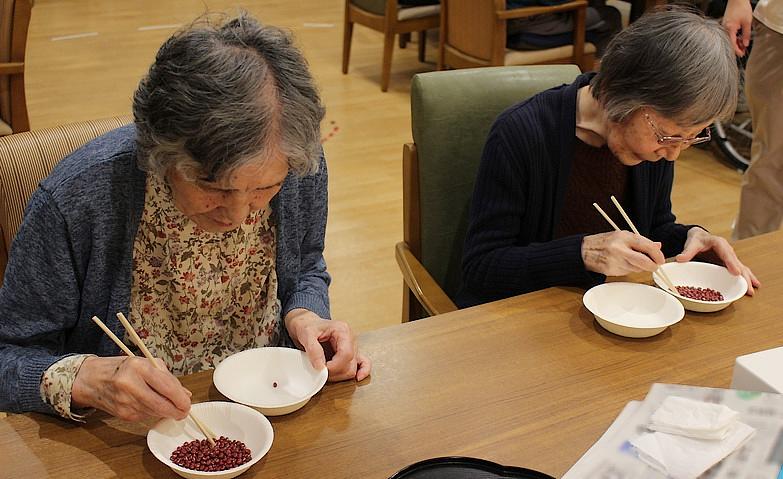豆つかみ大会を開催しました！