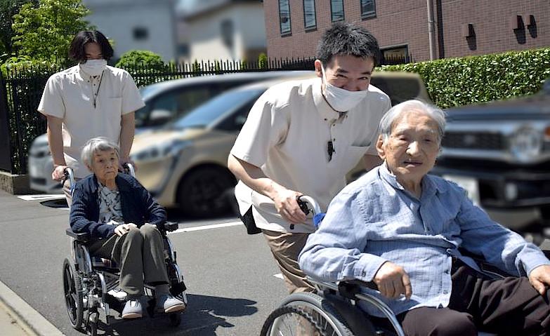 ご夫妻でお散歩