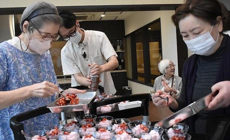 いちごムース作り