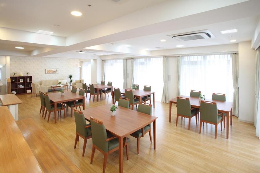 リビングルーム兼食堂兼機能訓練室