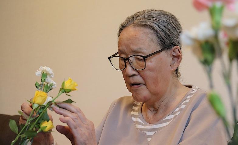 季節の花と向き合うフラワーアレンジメント