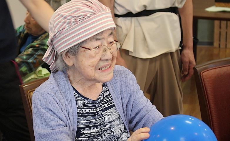 協力して楽しむ風船バレー