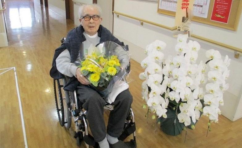 100歳のお祝いに花束を