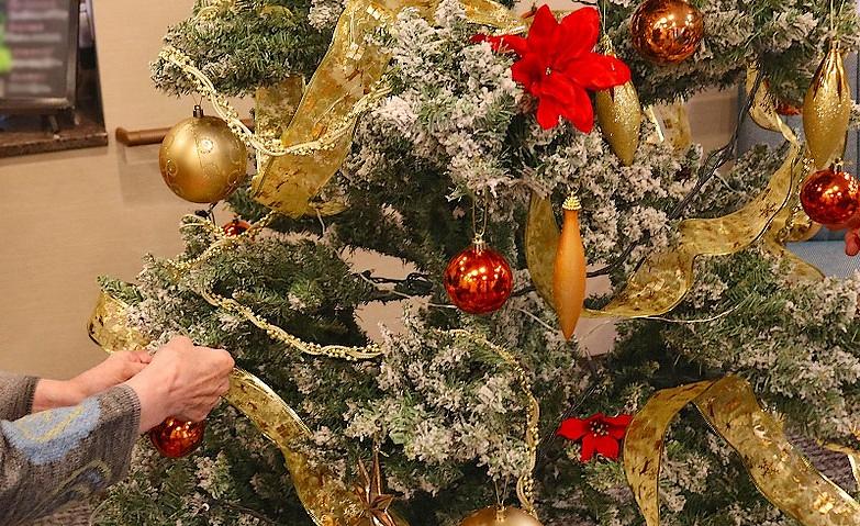 クリスマスツリーの飾りつけ