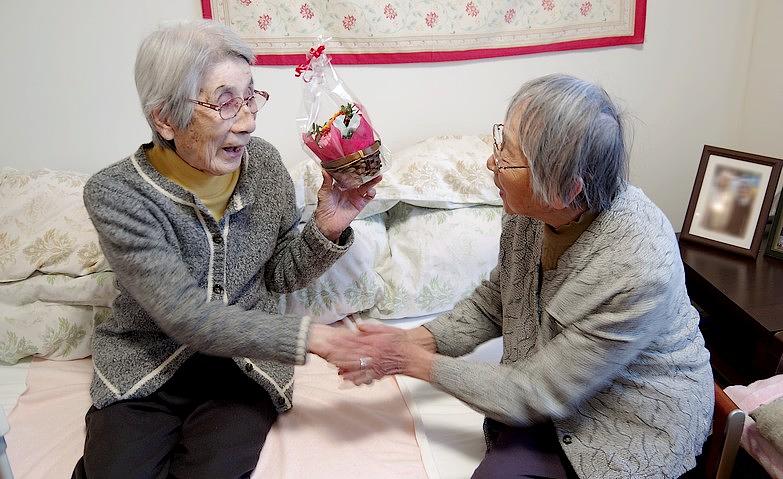 仲良しのご入居者様とお誕生日を祝う