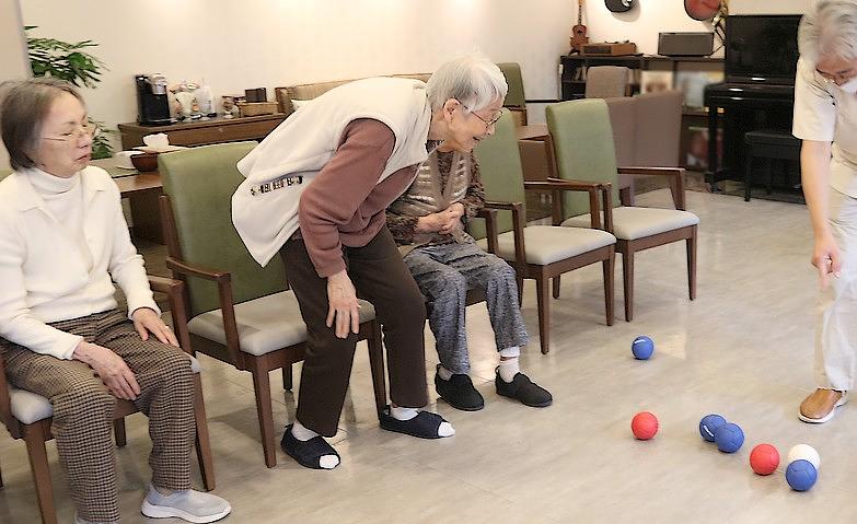 午後のひと時、ボッチャで盛り上がる			