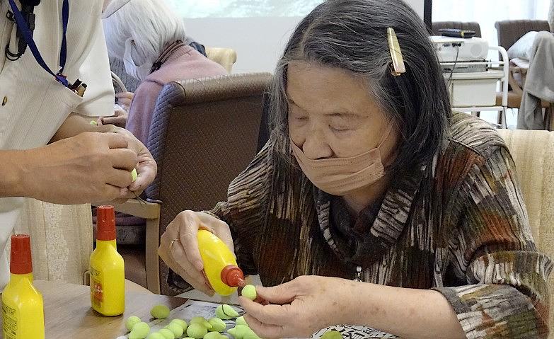 創作活動～紙粘土ぶどう 仕上げ編～