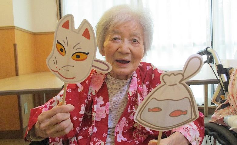 盆踊りで踊りを楽しむ			